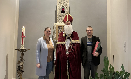 Religionslehrerin Christina Krebs, Nikolaus, Pastoralreferent Jörg Koch (von links nach rechts) in der Schulkapelle Niederprüm